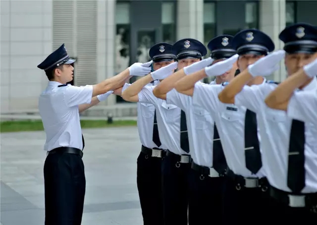 秩序員做了一件事，讓她瞬間被溫暖包圍