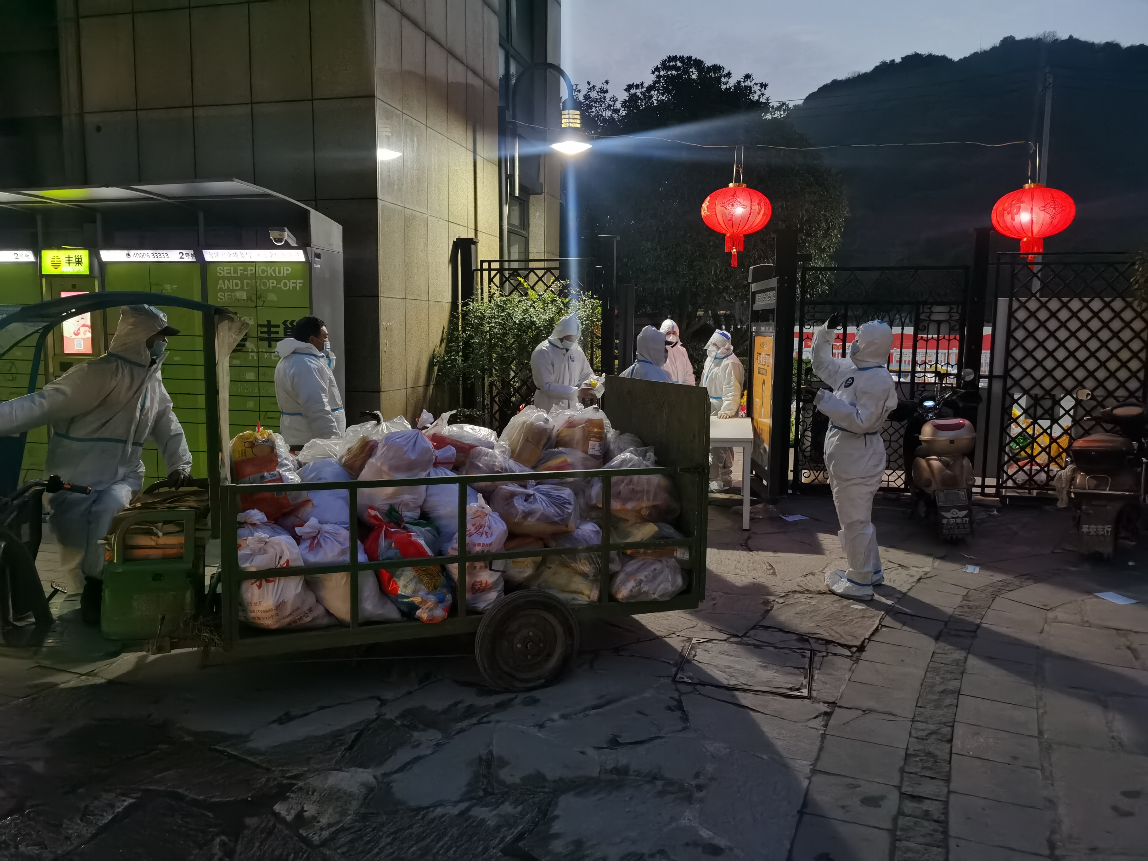 防疫隔離中的一碗熱面條！來自南都物業(yè)暖暖的愛